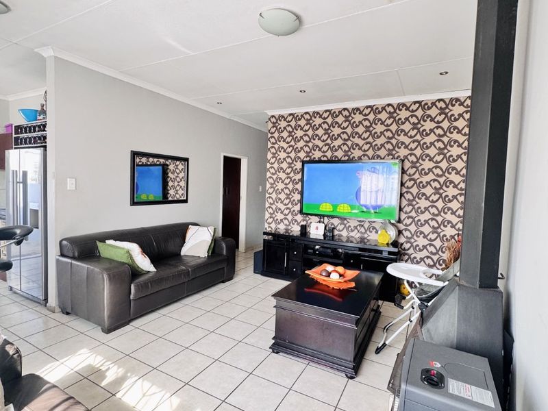 SOLE MANDATE! Secure and Stylish 3 Bedroom Home in Khaya Lami Estate, Tasbet Park - Photo 7