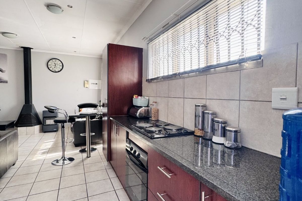 SOLE MANDATE! Secure and Stylish 3 Bedroom Home in Khaya Lami Estate, Tasbet Park - Photo 4
