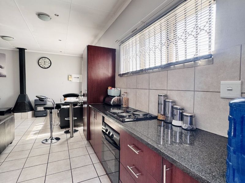 SOLE MANDATE! Secure and Stylish 3 Bedroom Home in Khaya Lami Estate, Tasbet Park - Photo 4