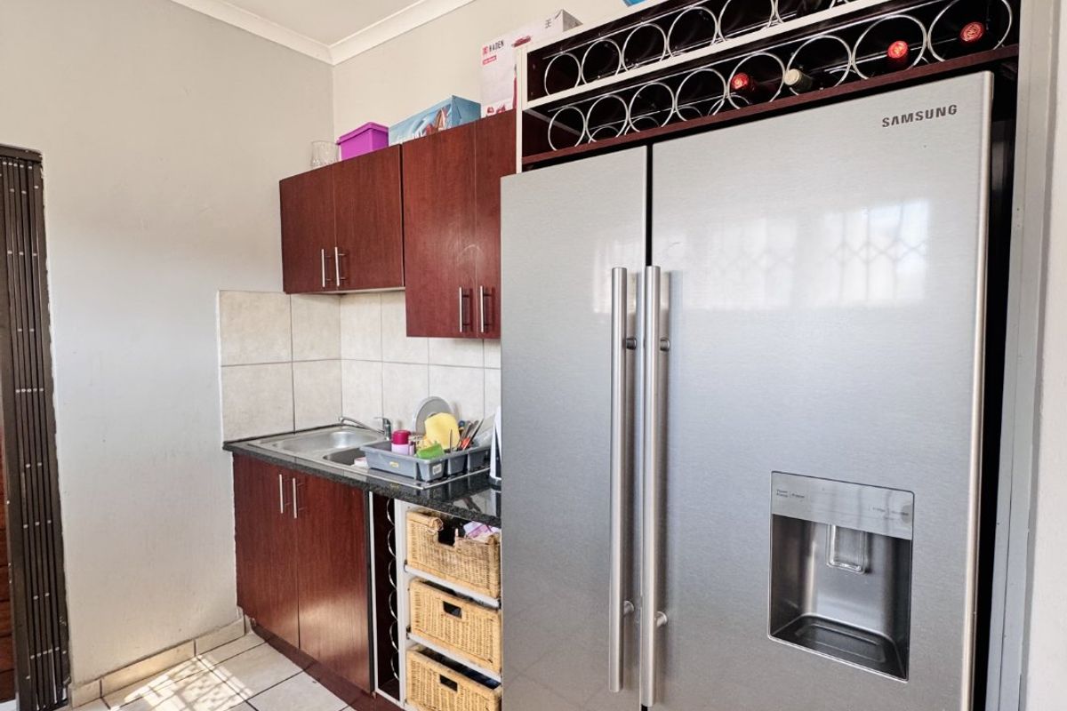 SOLE MANDATE! Secure and Stylish 3 Bedroom Home in Khaya Lami Estate, Tasbet Park - Photo 3