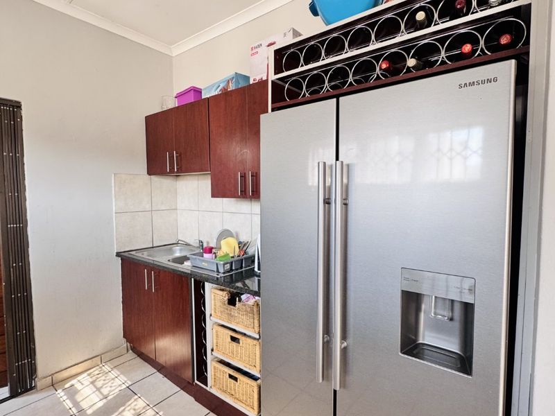SOLE MANDATE! Secure and Stylish 3 Bedroom Home in Khaya Lami Estate, Tasbet Park - Photo 3