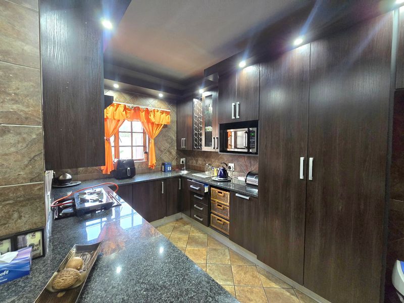Townhouse For Sale In Middelburg - Photo 9