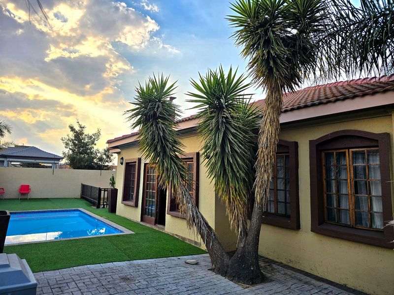 Townhouse For Sale In Middelburg - Photo 2