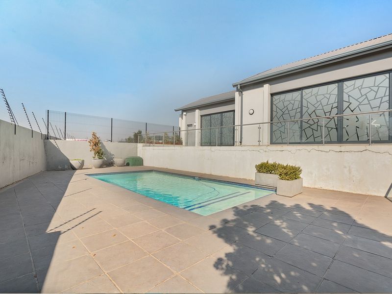 Apartment For Sale In Midrand - Photo 2
