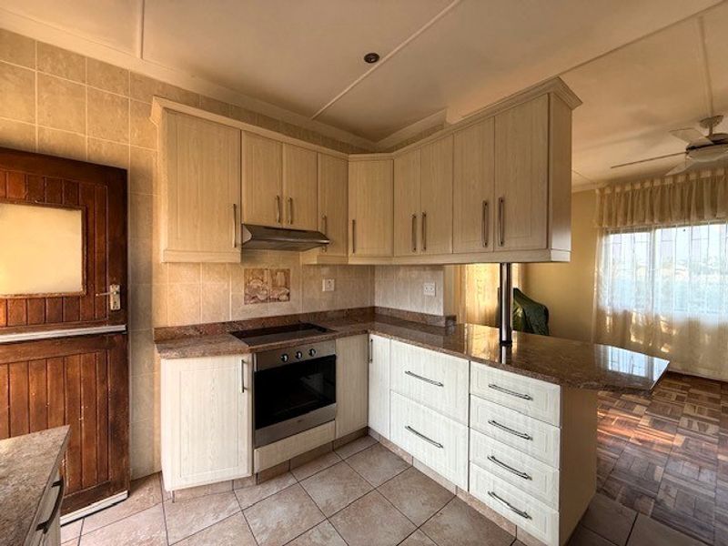 Townhouse Rental Monthly In Margate - Photo 4