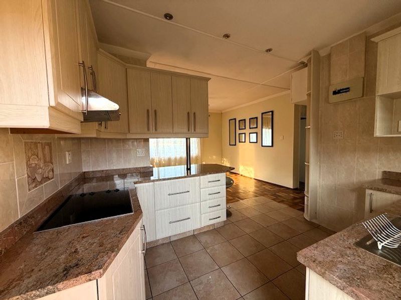 Townhouse Rental Monthly In Margate - Photo 3