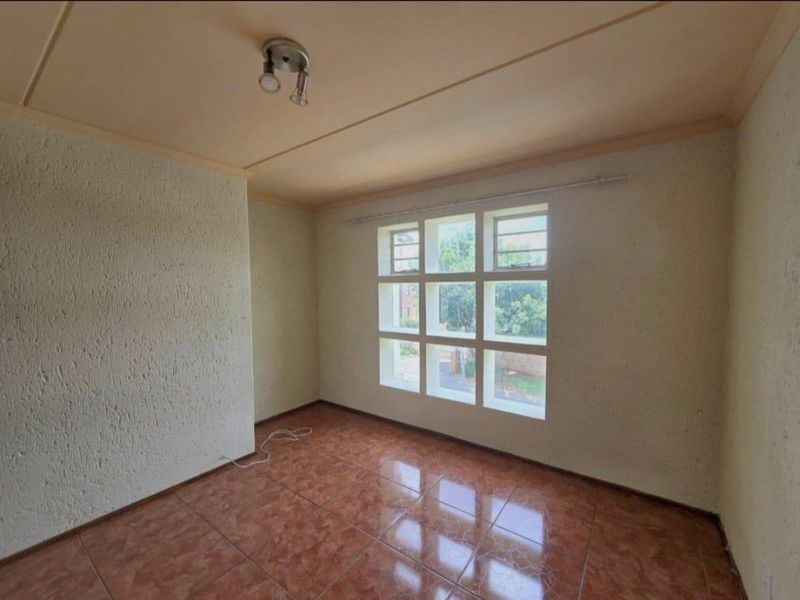 Townhouse For Sale In Johannesburg - Photo 10