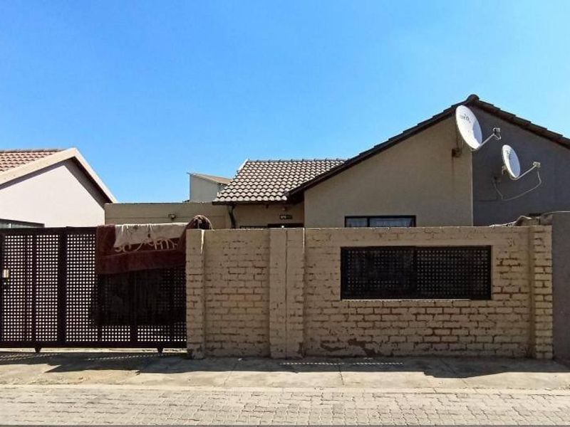 House For Sale In Roodepoort - Photo 1