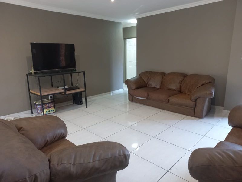 Townhouse For Sale In Alberton - Photo 5