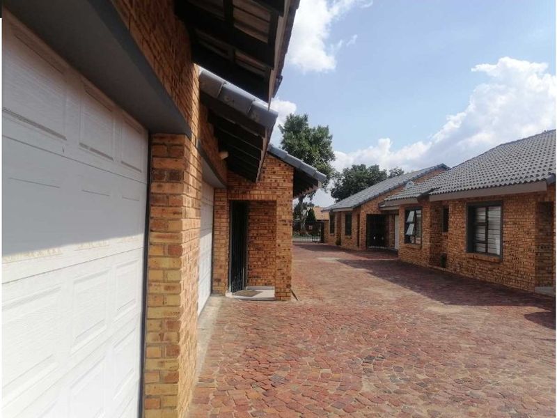 Townhouse For Sale In Alberton - Photo 2