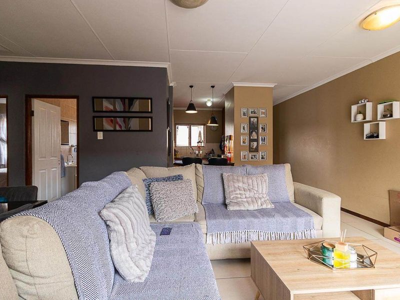 Townhouse For Sale In Alberton - Photo 4