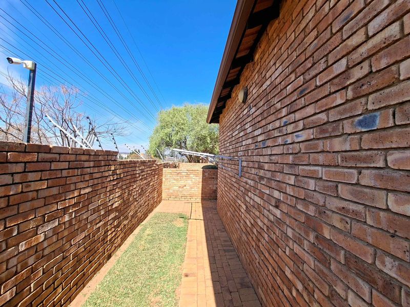 Townhouse For Sale In Randburg - Photo 5