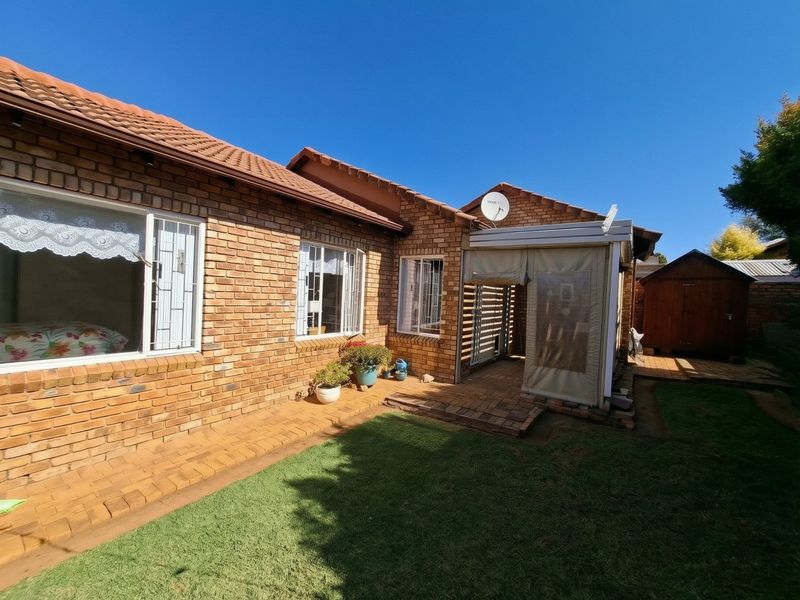 Townhouse For Sale In Randburg - Photo 2