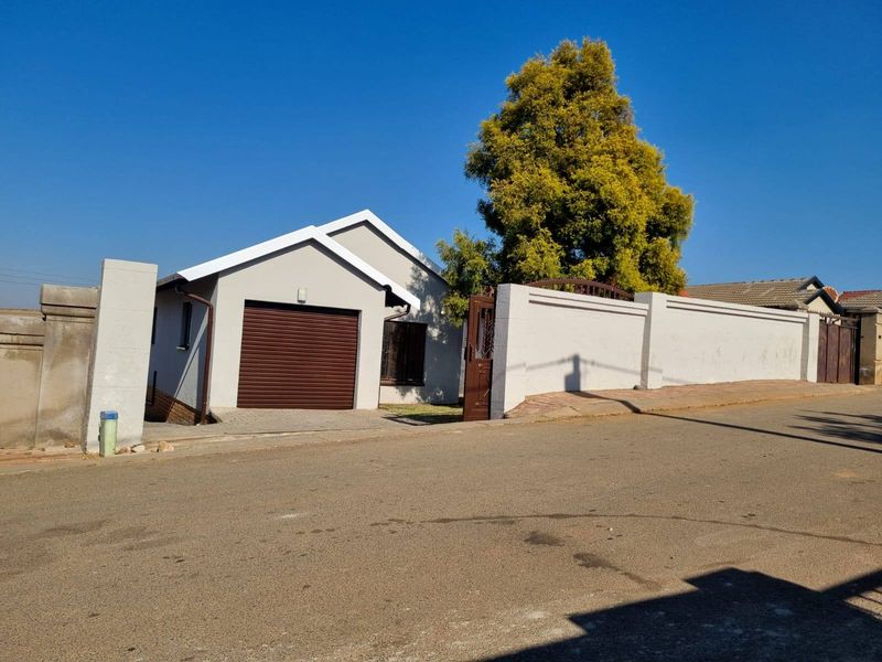 House For Sale In Germiston - Photo 1