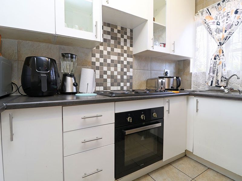 Townhouse For Sale In Sandton - Photo 4