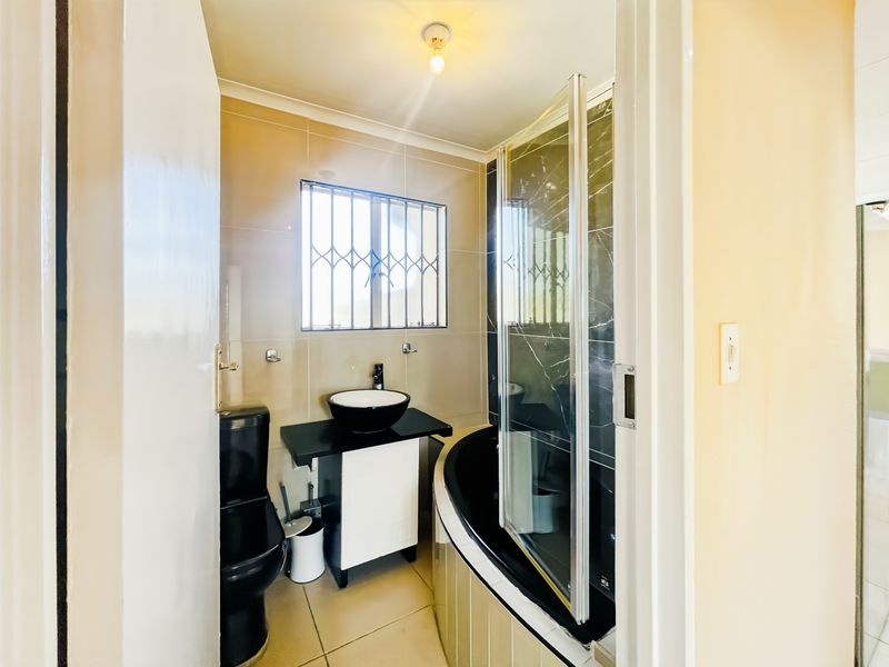 Townhouse Rental Monthly In Midrand - Photo 9