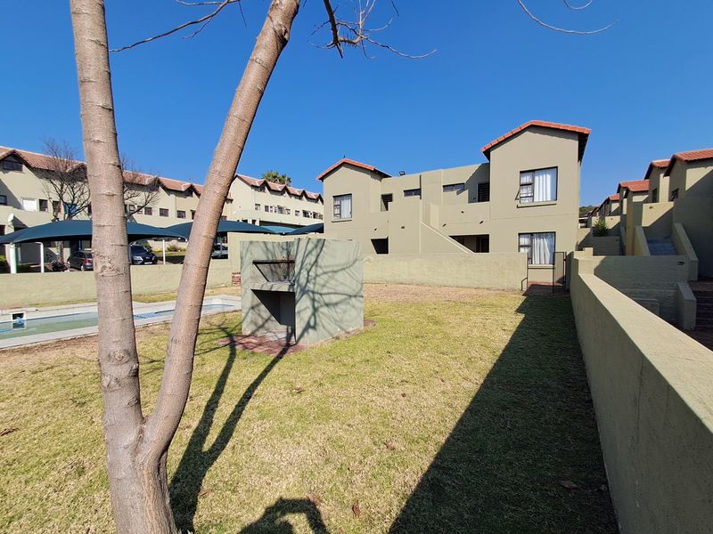 Apartment Rental Monthly In Randburg - Photo 1