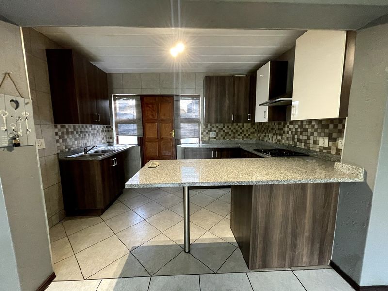 Townhouse Rental Monthly In Benoni - Photo 3