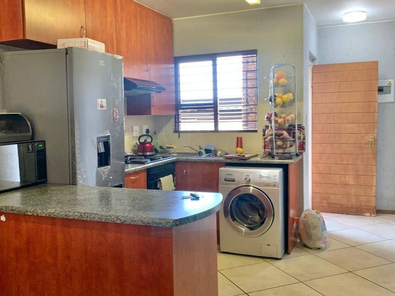 Apartment Rental Monthly In Sandton - Photo 3