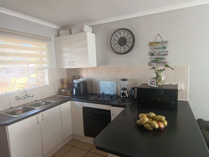 Townhouse For Sale In Centurion - Photo 6