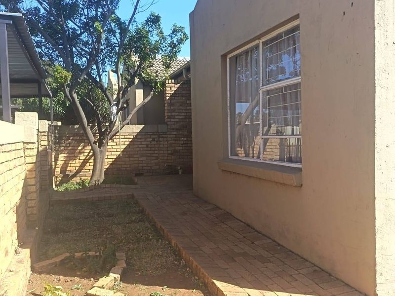 Townhouse For Sale In Centurion - Photo 3