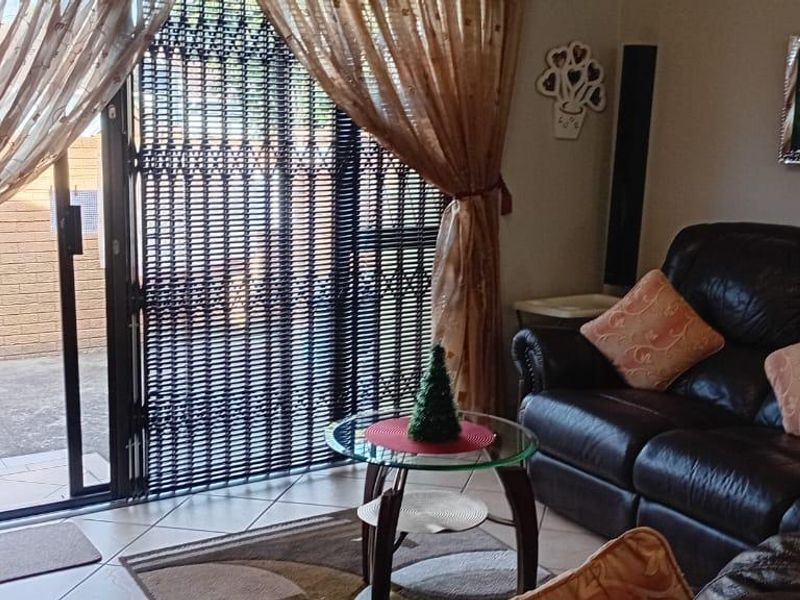 Townhouse For Sale In Port Elizabeth - Photo 9