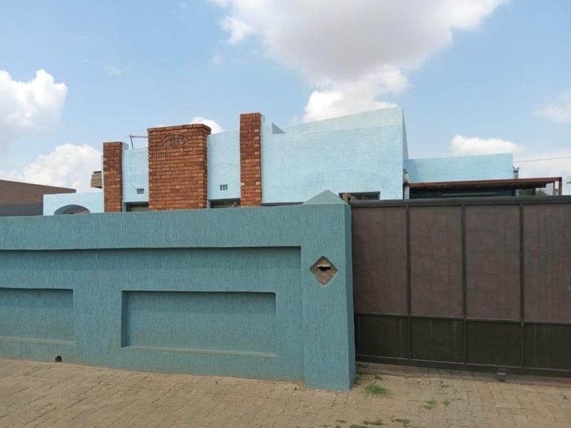 House For Sale In Alberton - Photo 2