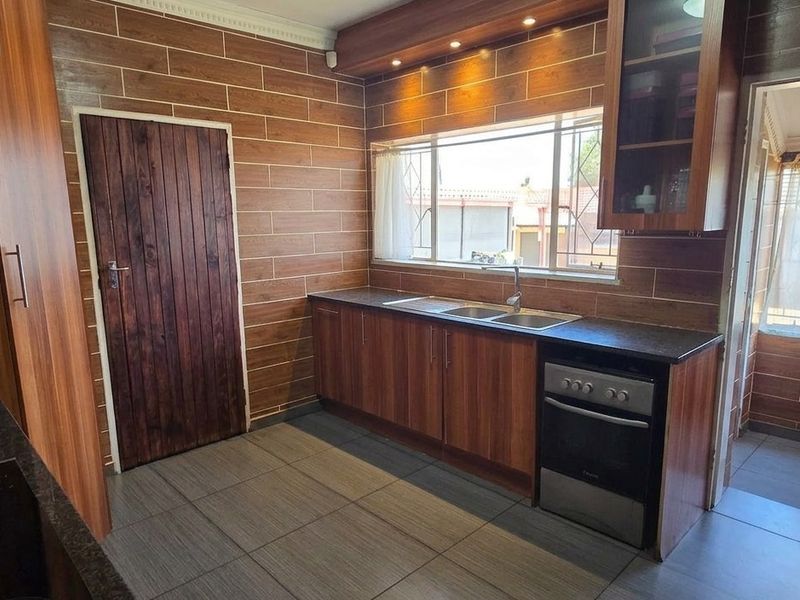 House For Sale In Kempton Park - Photo 2