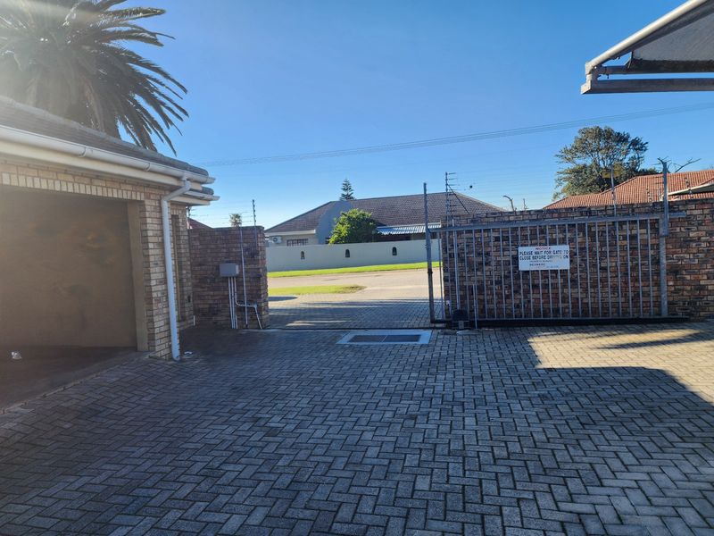 Townhouse For Sale In Port Elizabeth - Photo 2