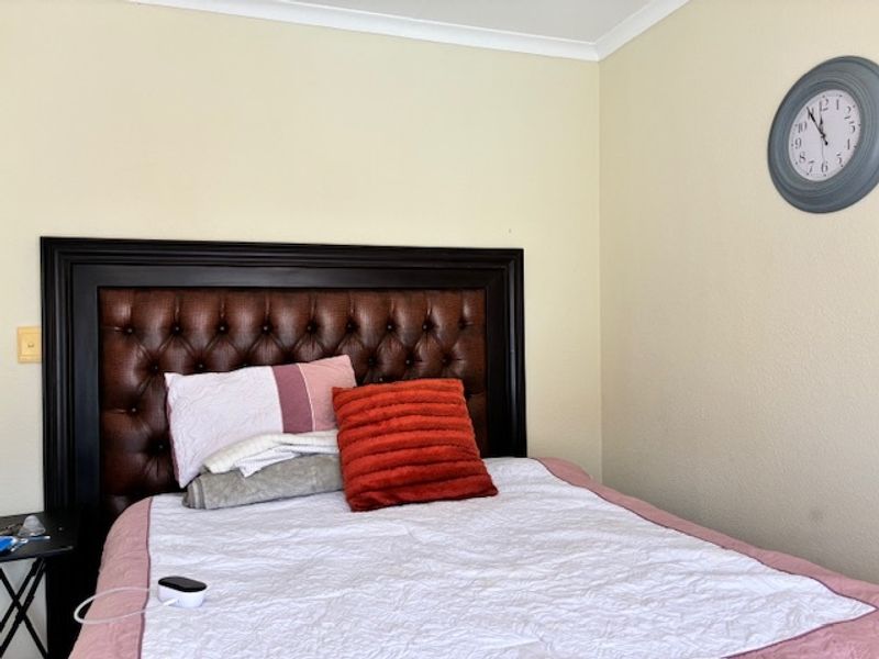 A bedroom featuring neutral wall finishes and coving detail.