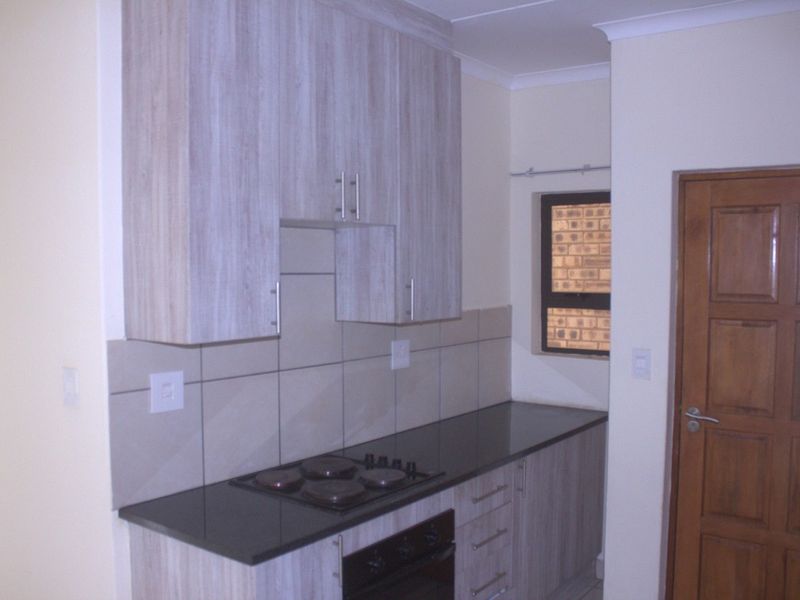 Apartment Rental Monthly In Kempton Park - Photo 3