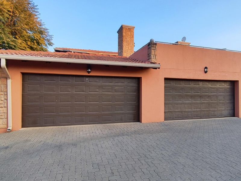 Townhouse For Sale In Kempton Park - Photo 2