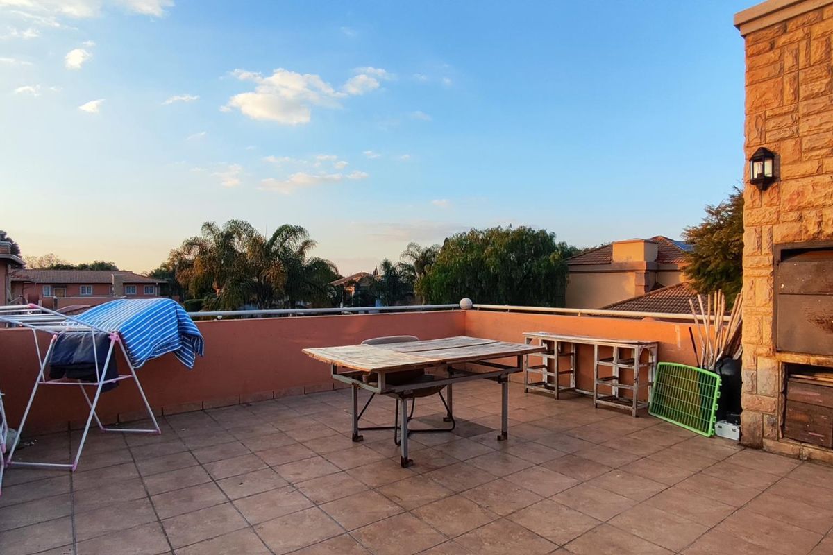 Townhouse For Sale In Kempton Park - Photo 5