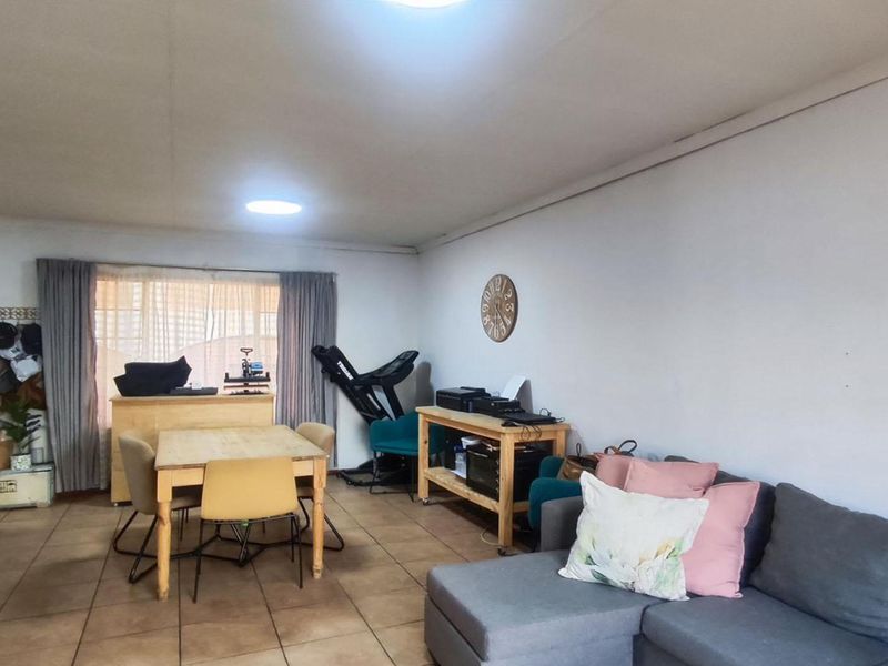 Townhouse For Sale In Kempton Park - Photo 7