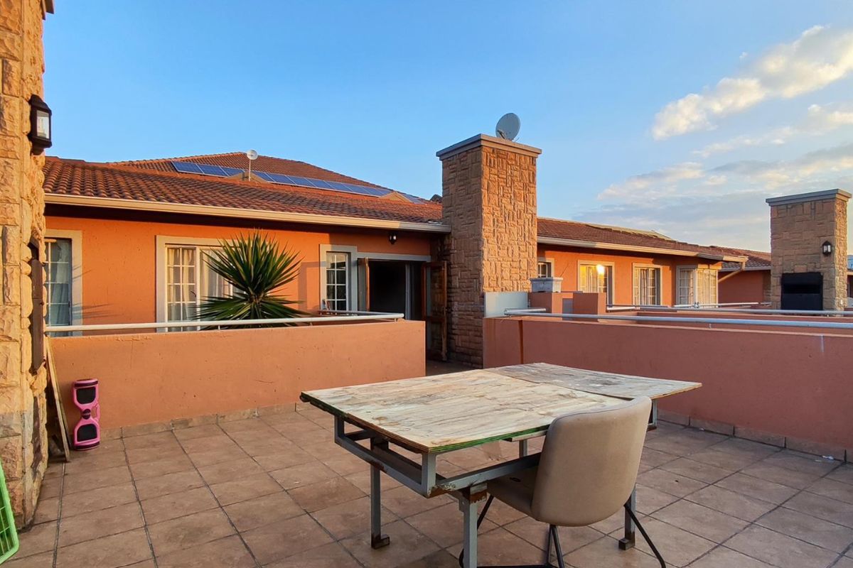 Townhouse For Sale In Kempton Park - Photo 3
