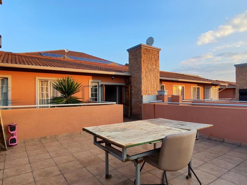 Townhouse For Sale In Kempton Park - Photo 3