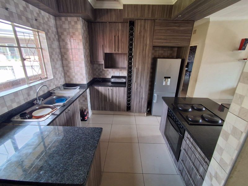 Apartment For Sale In Benoni - Photo 3