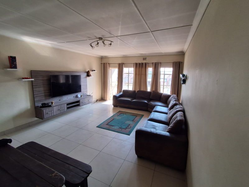 Apartment For Sale In Benoni - Photo 4