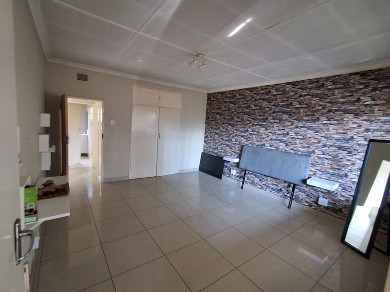 Apartment For Sale In Benoni - Photo 6