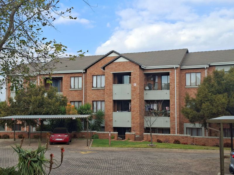 Apartment For Sale In Randburg - Photo 2
