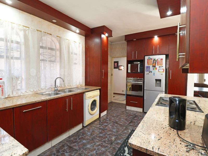 House For Sale In Johannesburg - Photo 4