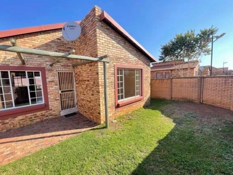 Townhouse Rental Monthly In Centurion - Photo 3