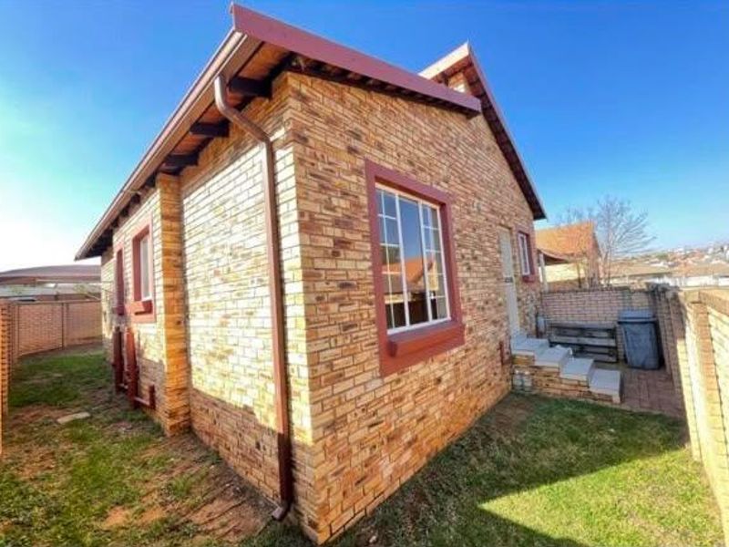 Townhouse Rental Monthly In Centurion - Photo 10