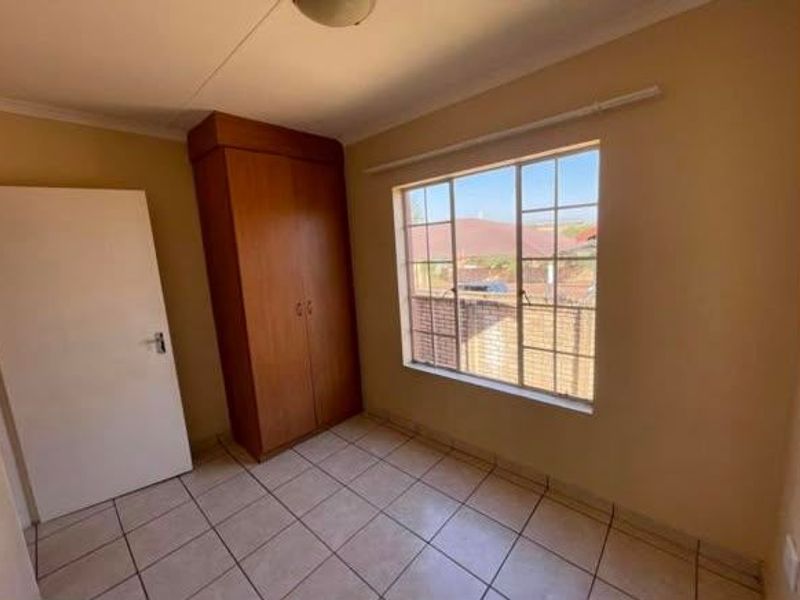 Townhouse Rental Monthly In Centurion - Photo 8