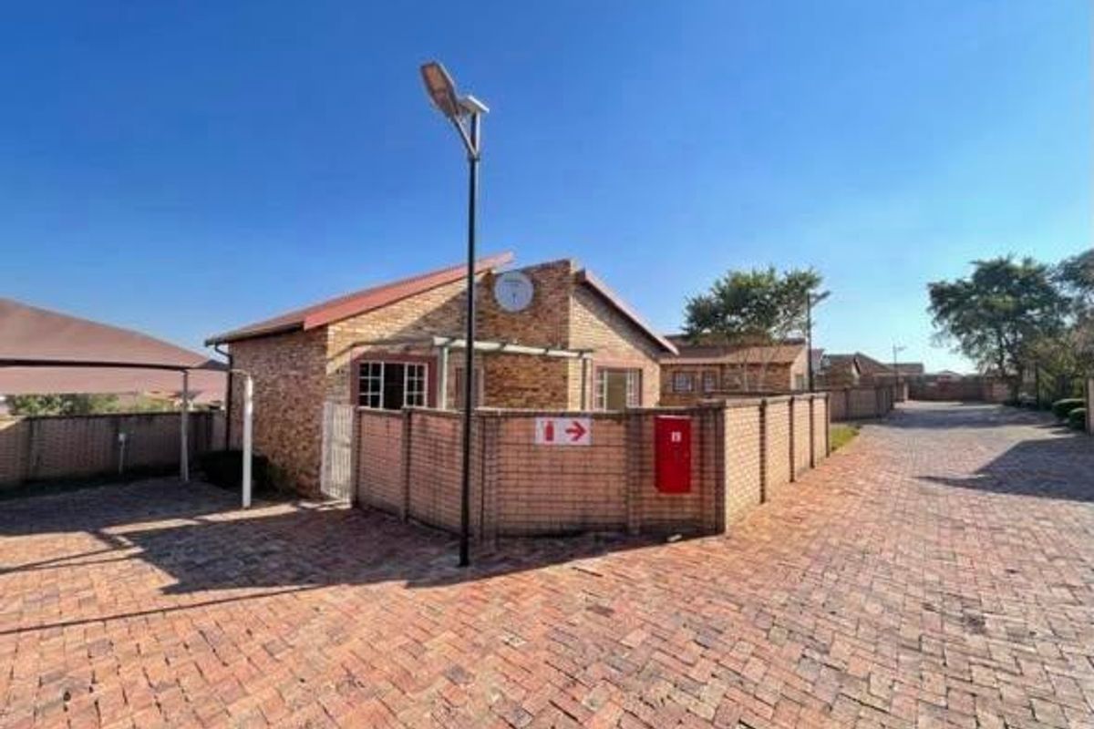 Townhouse Rental Monthly In Centurion - Photo 2