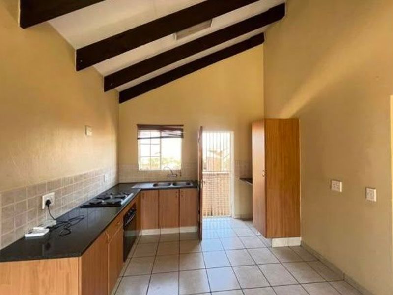 Townhouse Rental Monthly In Centurion - Photo 4