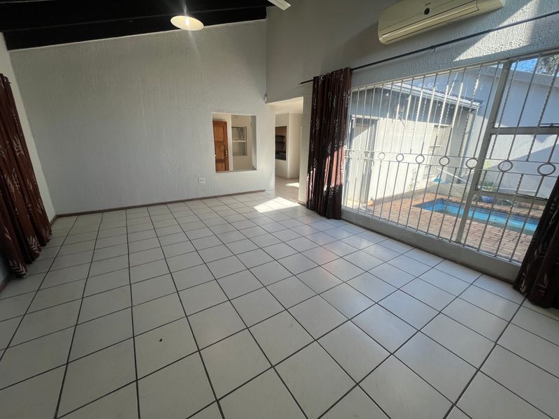 Townhouse For Sale In Randburg - Photo 2