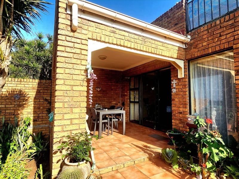 Townhouse For Sale In Hibberdene - Photo 2