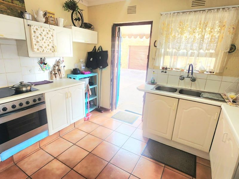 Townhouse For Sale In Hibberdene - Photo 9