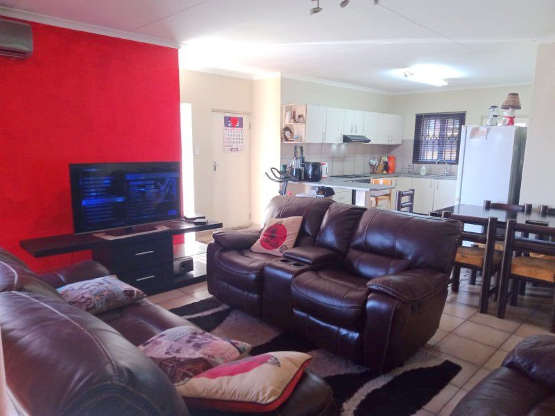 Townhouse For Sale In Amanzimtoti - Photo 2